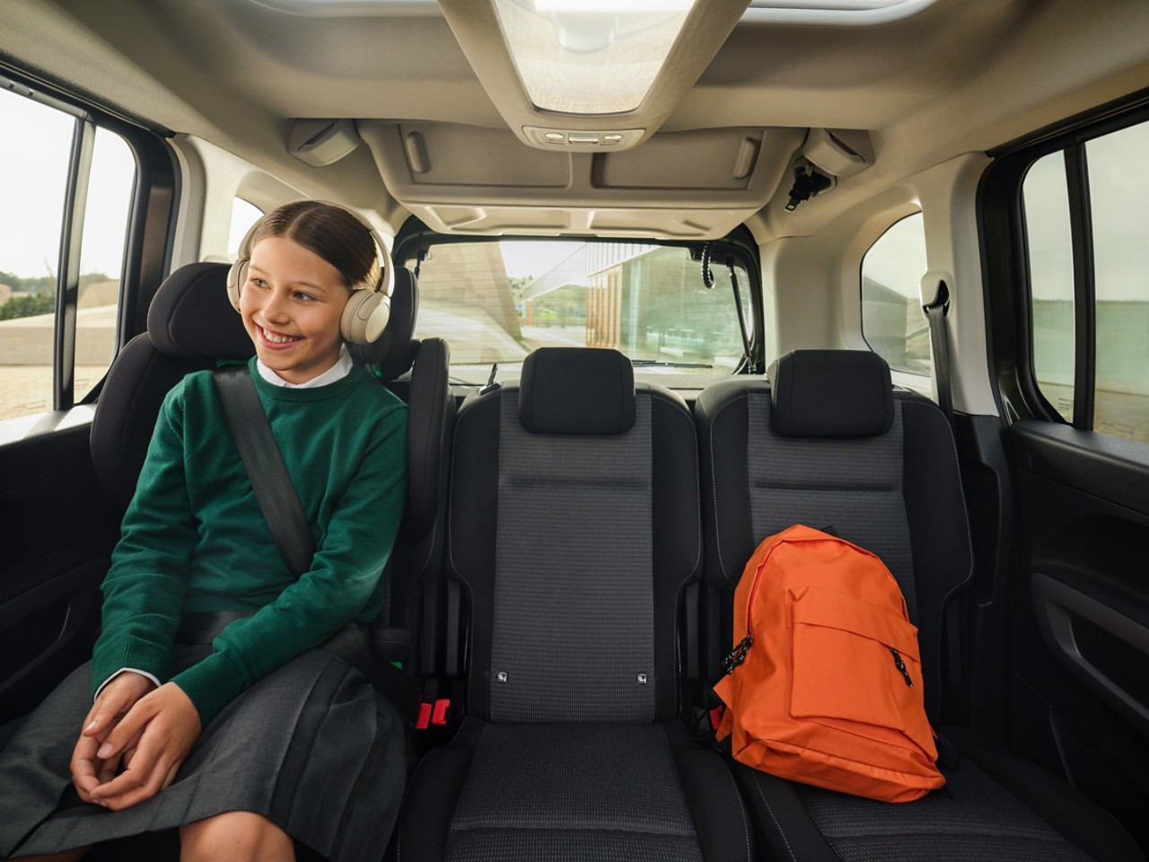A child relaxes in comfort in the Proace City Verso 